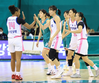 '대반전' WKBL 삼성생명 4연패 뒤 4연승 질주…2, 3쿼터 맹폭 하며 하나은행에 60-53 승리